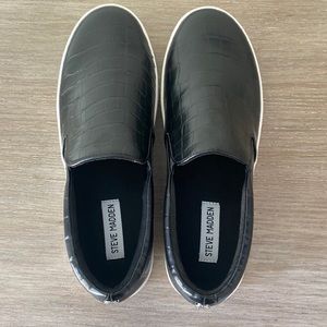 Size 9 Steve Madden black slides